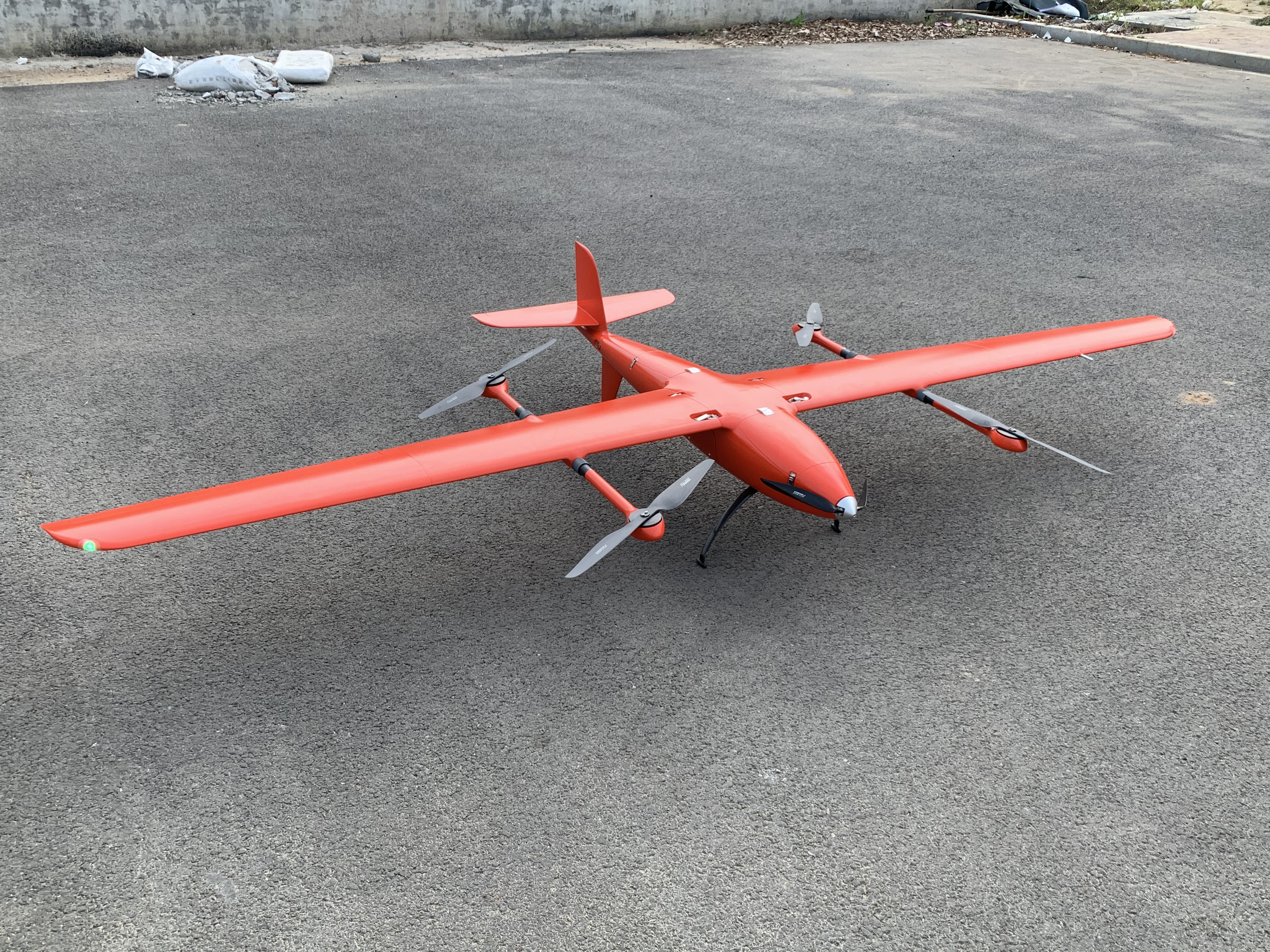 大飛機航攝(左)<a href='http://www.a4131.cn/typearticle/330-1.html' target='_blank' title='無人機航攝'><strong>無人機航攝</strong></a>(右)